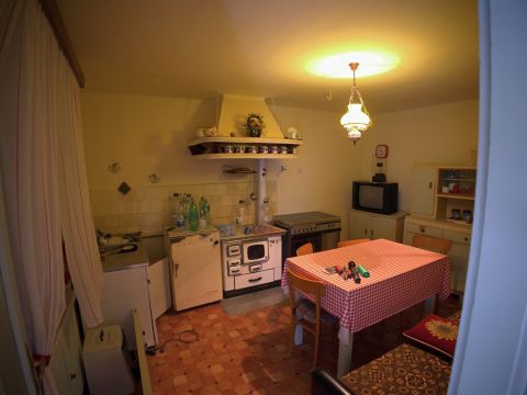 Ger&auml;umiges Haus zur Renovierung in der N&auml;he von Hum