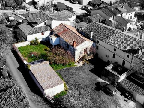 Poreč, surroundings, stone house with a yard and lots of potential