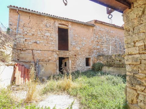 Kamnite hi&scaron;e za obnovo v bližini centra Vodnjana