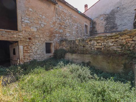 Kamnite hi&scaron;e za obnovo v bližini centra Vodnjana