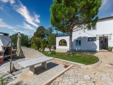 Poreč, surroundings, spacious house in a sought-after location