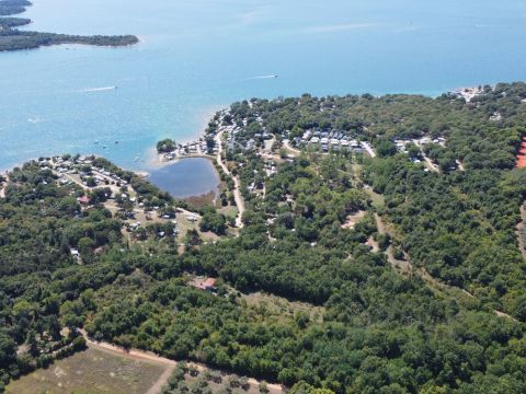Poreč, surroundings, Land, tourist zone, right by the sea (T2, T3)