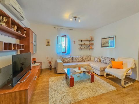 Novigrad, stan s vrtom od 146 m&sup2; na 500 m do mora!