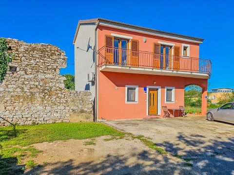 Umag, house with 2 apartments 500 meters from the sea!
