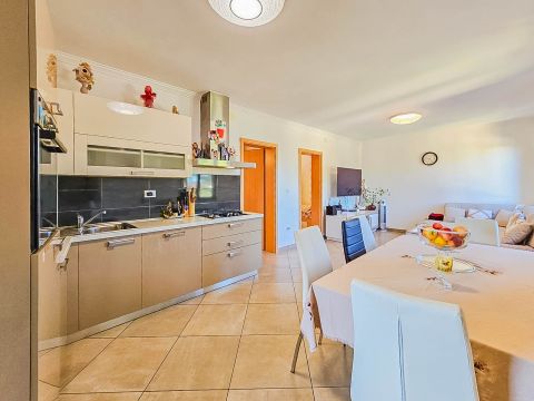 Umag, house with 2 apartments 500 meters from the sea!