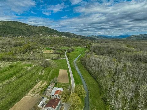 OPPORTUNITY! Motovun, nearby, beautiful land plot 2,277 m2 by the stream