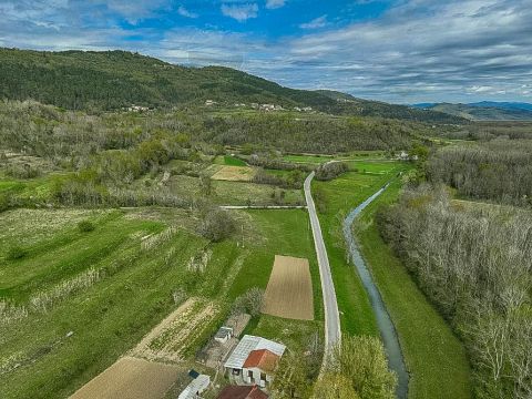 OPPORTUNITY! Motovun, nearby, beautiful land plot 2,277 m2 by the stream