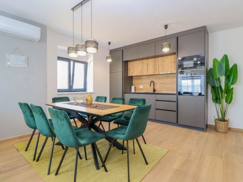 Umag, centar! Moderna kuća na traženoj lokaciji!