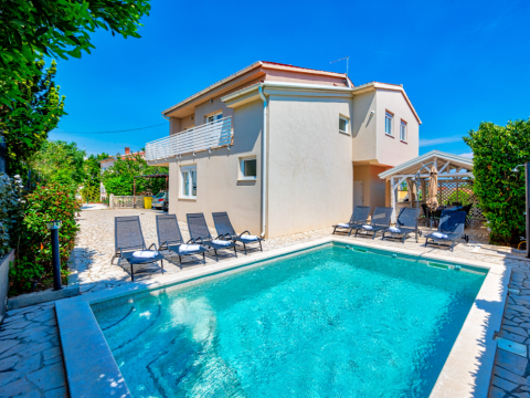 Geräumiges Haus mit Swimmingpool in Ližnjan