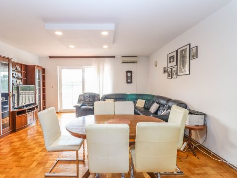 Pula, Veli Vrh – Geräumiges Haus mit mehreren Wohneinheiten, Garage und schönem Garten!