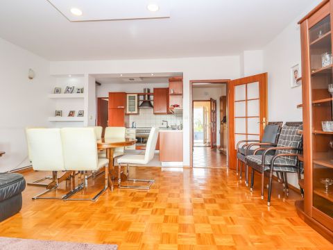 Pula, Veli Vrh – Geräumiges Haus mit mehreren Wohneinheiten, Garage und schönem Garten!