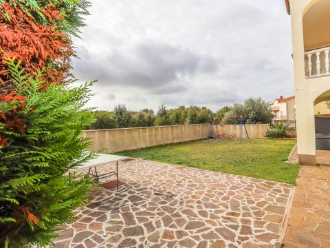 Pula, Veli Vrh – Geräumiges Haus mit mehreren Wohneinheiten, Garage und schönem Garten!