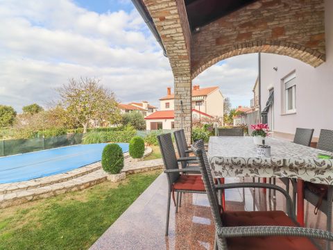 Pula, Veli Vrh, hi&scaron;a z bazenom, garažo in teraso