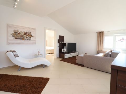 Poreč, novouređeni stan s okućnicom