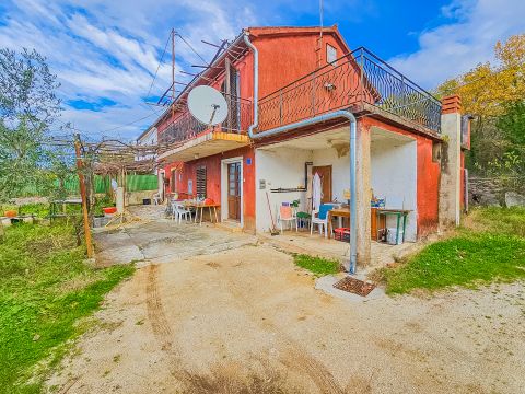 Ka&scaron;tel, Buje! Kuća s 2 jedinice i dvori&scaron;tem!