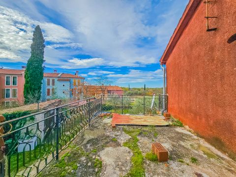 Ka&scaron;tel, Buje! Kuća s 2 jedinice i dvori&scaron;tem!