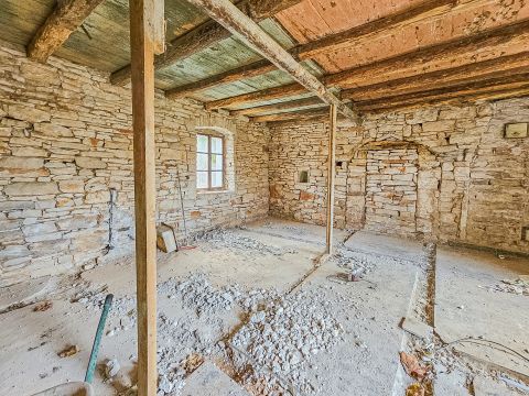 Ka&scaron;tel, Buje! Kuća s 2 jedinice i dvori&scaron;tem!