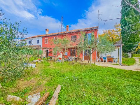 Ka&scaron;tel, Buje! Kuća s 2 jedinice i dvori&scaron;tem!