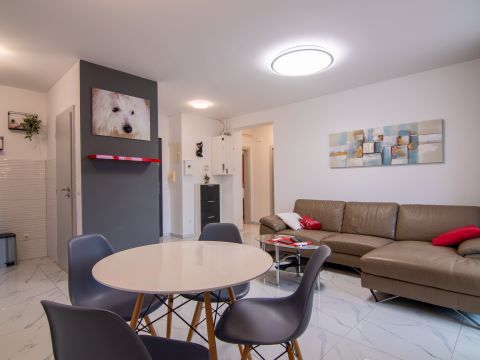 Krk, dvosobni stan na prvom katu, blizu plaže