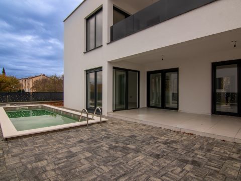 Casa bifamiliare con piscina