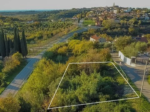 Buje, beautiful land plot of 903 m2 with sea view! 