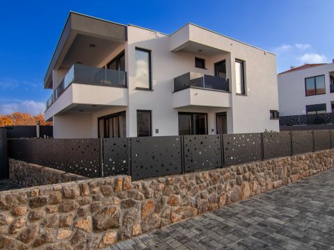 CASA BIFAMILIARE CON PISCINA A MALINSKA