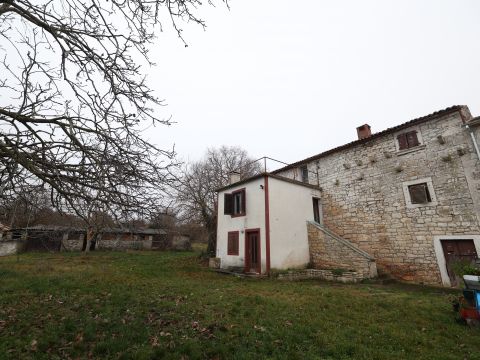 Bale, dintorni, casa in pietra da ristrutturare con ampio cortile