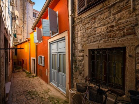 Rovinj, kamnita hi&scaron;a v sredi&scaron;ču starega mestnega jedra