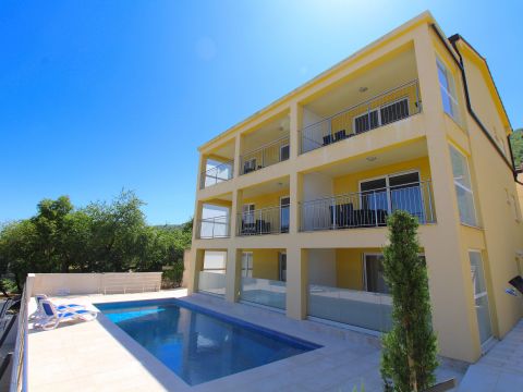 Apartment house with a swimming pool in the area of Rabac.
