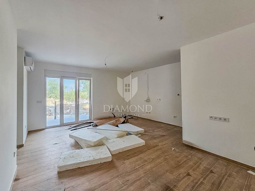 Poreč, Tar! Novo čudovito stanovanje v pritličju z vrtom!