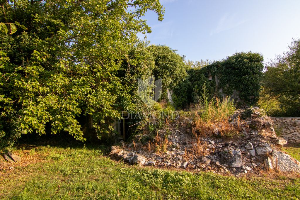 Istra, Labin, Kršan kamena kuća za renovaciju sa ishodovanom dozvolom 