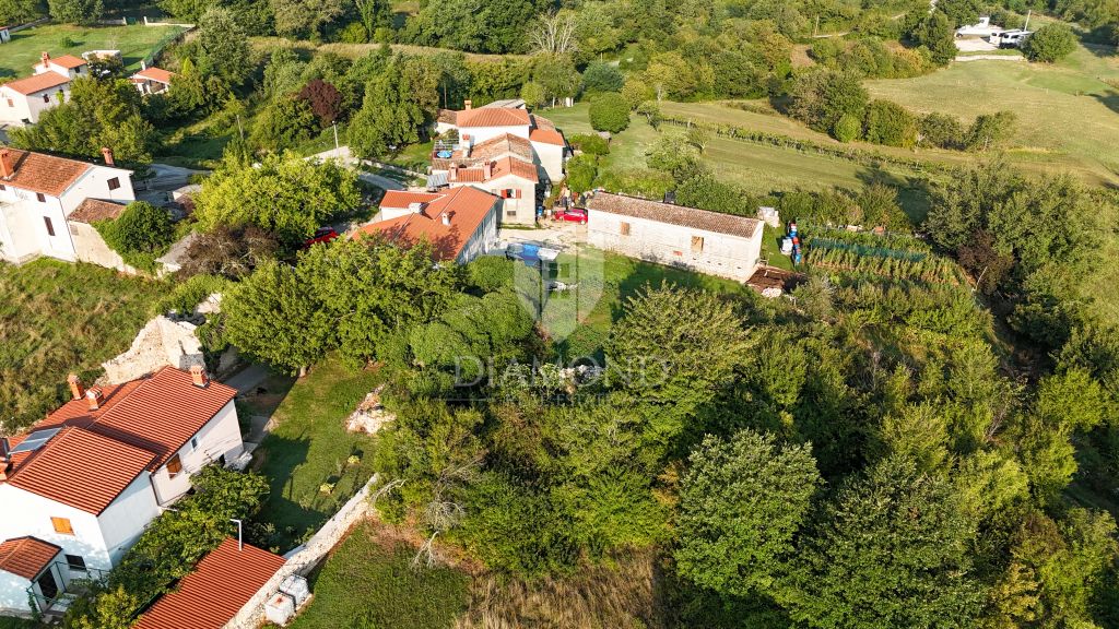 Istra, Labin, Kršan kamena kuća za renovaciju sa ishodovanom dozvolom 