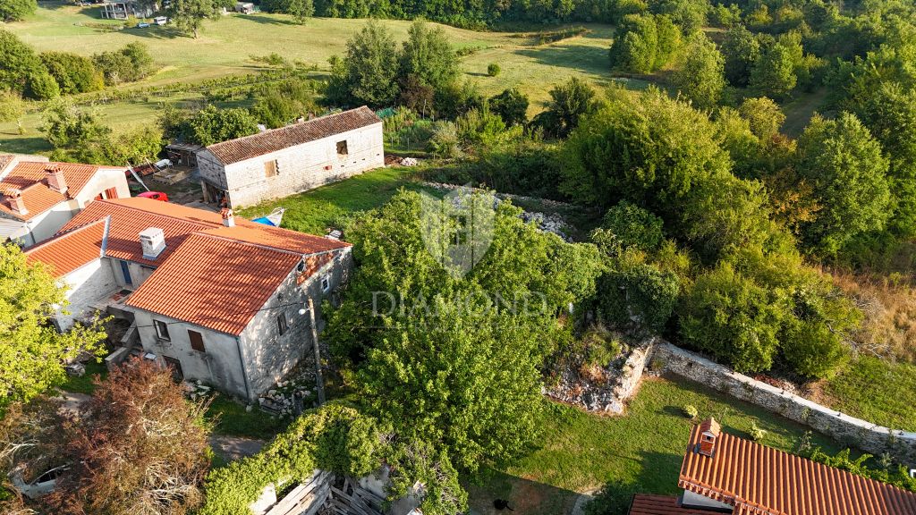 Istra, Labin, Kršan kamena kuća za renovaciju sa ishodovanom dozvolom 