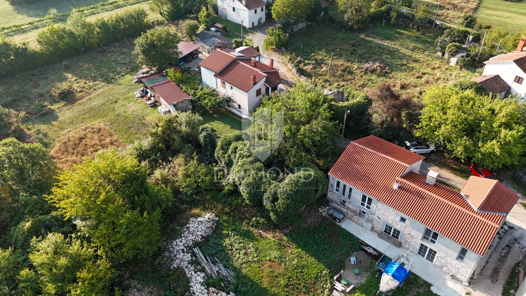 Istra, Labin, Kršan kamena kuća za renovaciju sa ishodovanom dozvolom 