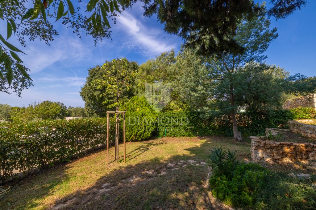 Rovinj, opremljeno stanovanje s teraso, 1 km od morja!