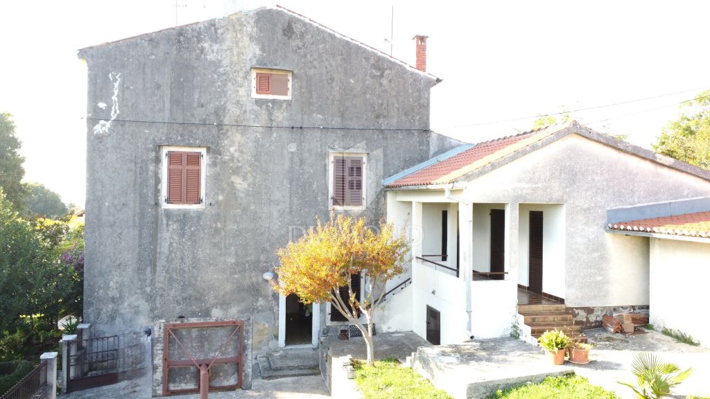 Poreč &ndash; kuća s dva stana, dodatnim objektom i dvori&scaron;tem