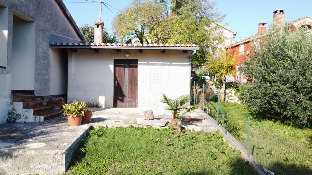 Poreč &ndash; kuća s dva stana, dodatnim objektom i dvori&scaron;tem