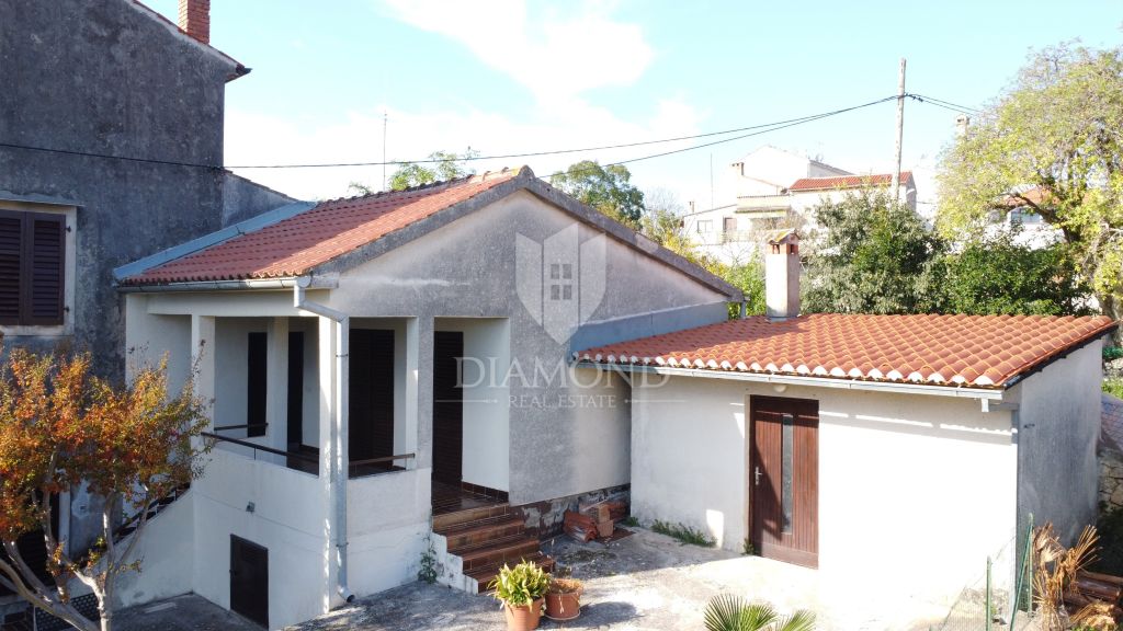 Poreč &ndash; kuća s dva stana, dodatnim objektom i dvori&scaron;tem