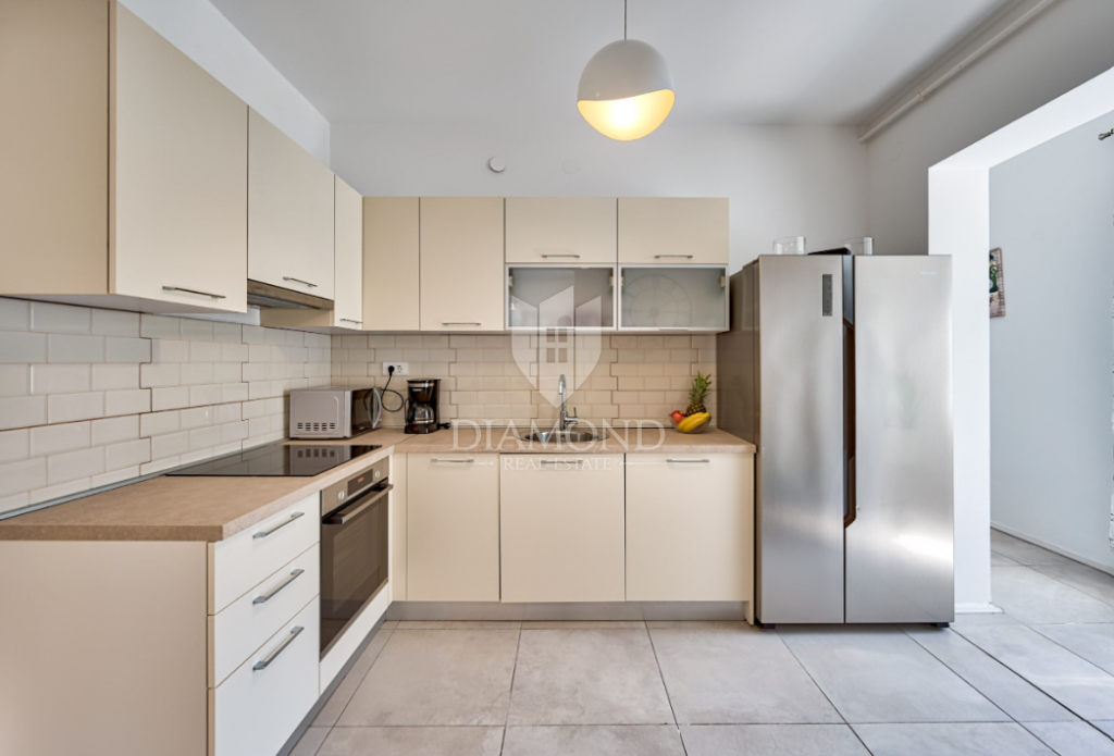 Spacious house with swimming pool in Ližnjan