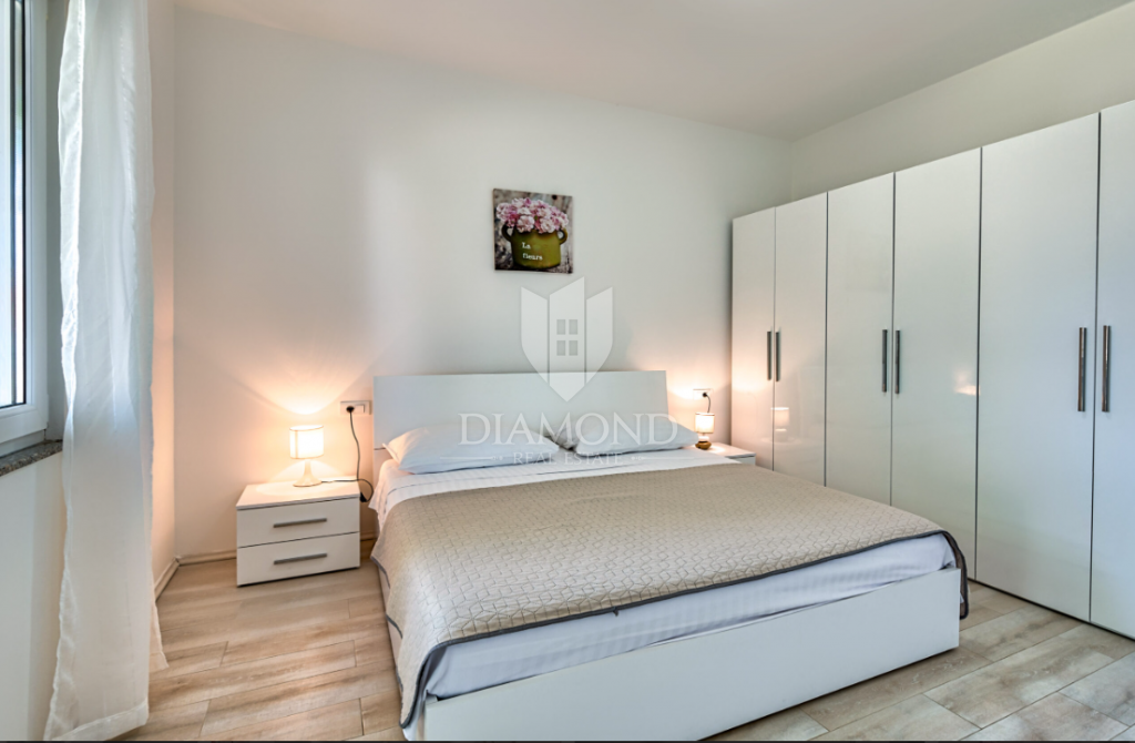 Spacious house with swimming pool in Ližnjan