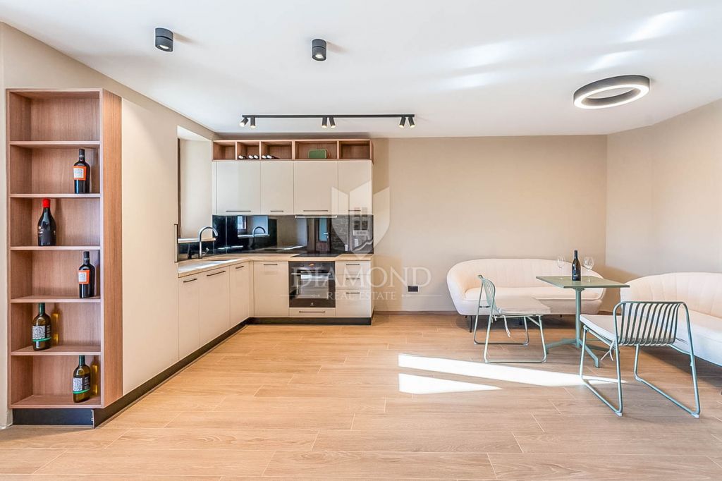 Poreč, okolica, elegantna kamnita hi&scaron;a z bazenom in sončnim vrtom!