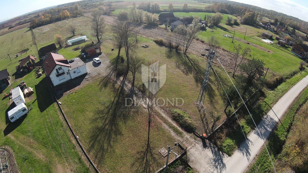 Zagreb, Dugo Selo, hi&scaron;a s kmetijskim zemlji&scaron;čem po odlični ceni!