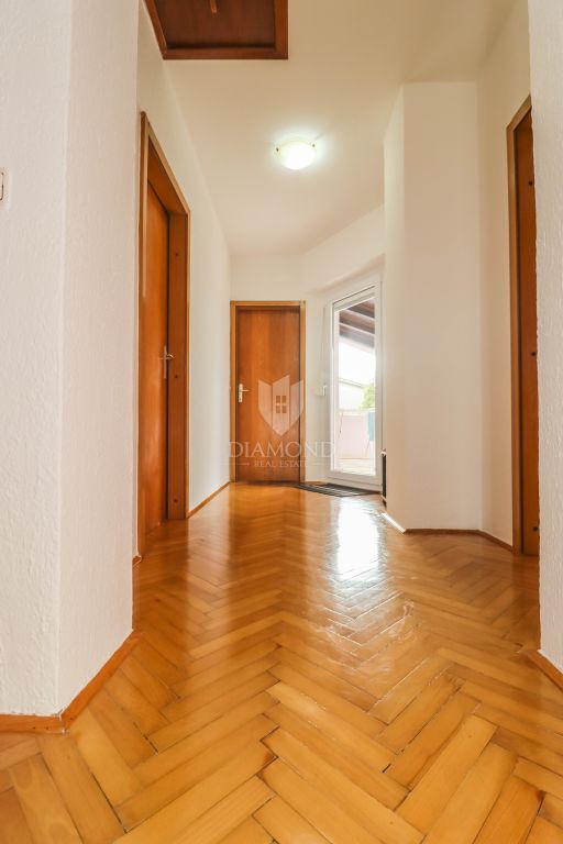 Pula, Veli Vrh, hi&scaron;a z bazenom, garažo in teraso