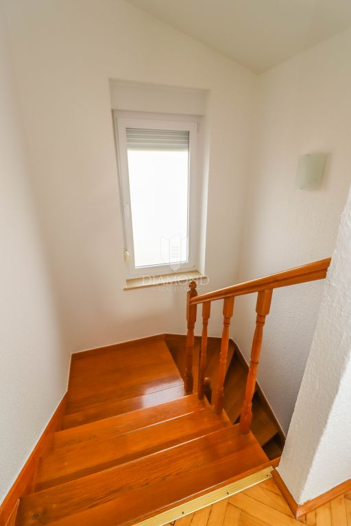 Pula, Veli Vrh, hi&scaron;a z bazenom, garažo in teraso