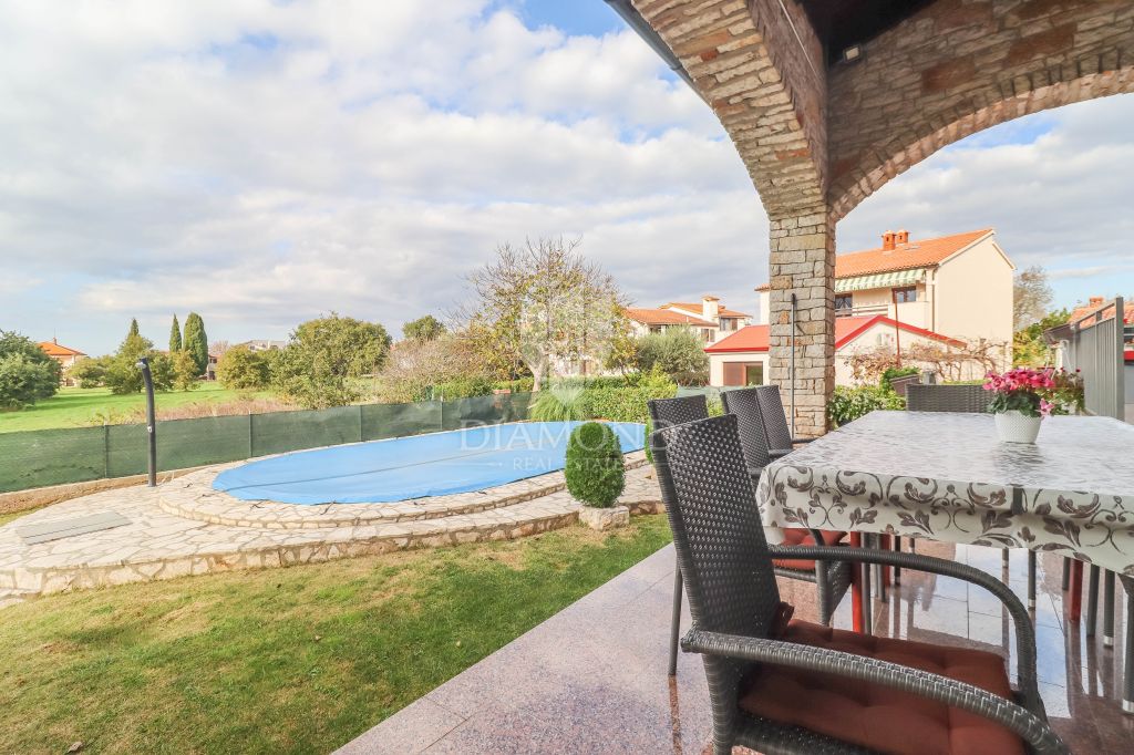 Pula, Veli Vrh, hi&scaron;a z bazenom, garažo in teraso