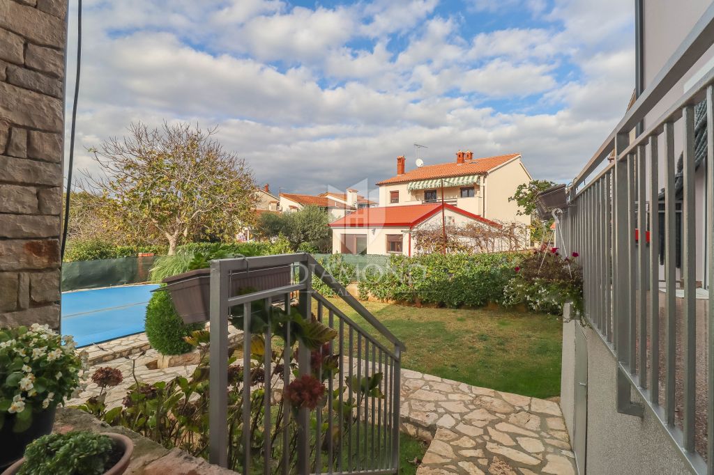 Pula, Veli Vrh, hi&scaron;a z bazenom, garažo in teraso