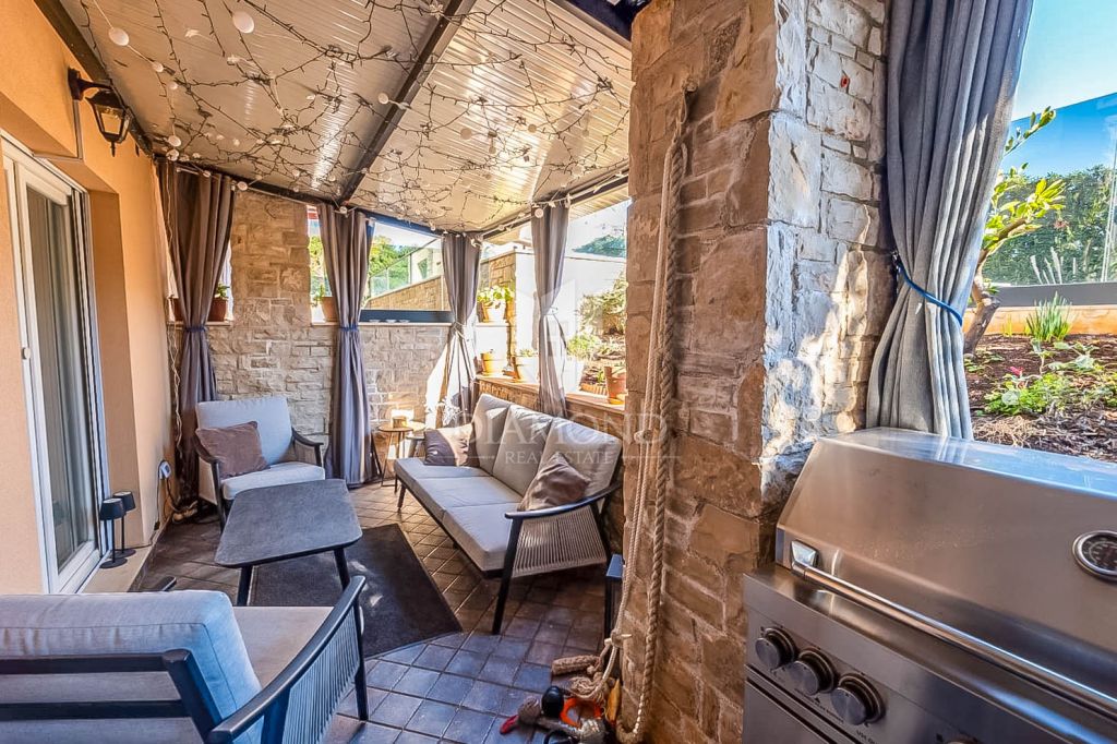 Wohnung in Medulin, Oase mit Terrasse und Pool, 200 m vom Meer