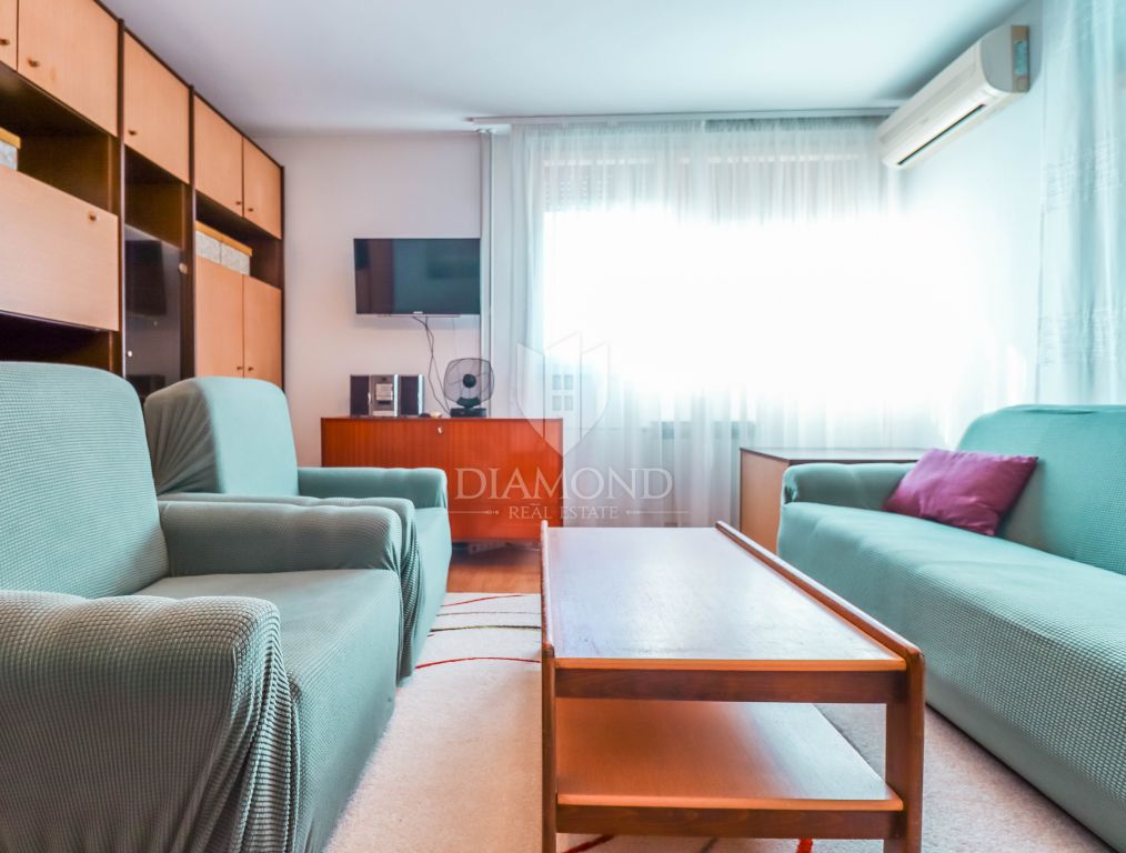 One-bedroom apartment in Ravnice across from Maksimir Park