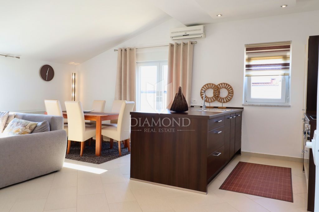 Poreč, na novo prenovljeno stanovanje z vrtom