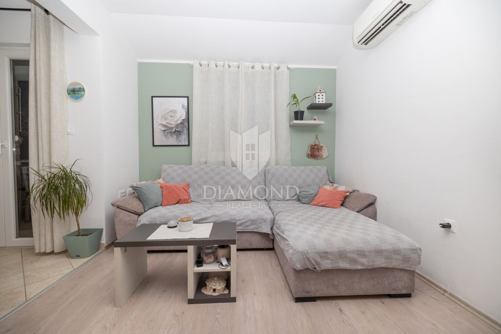 Žminj, odlično stanovanje v centru s shrambo in parkiri&scaron;čem